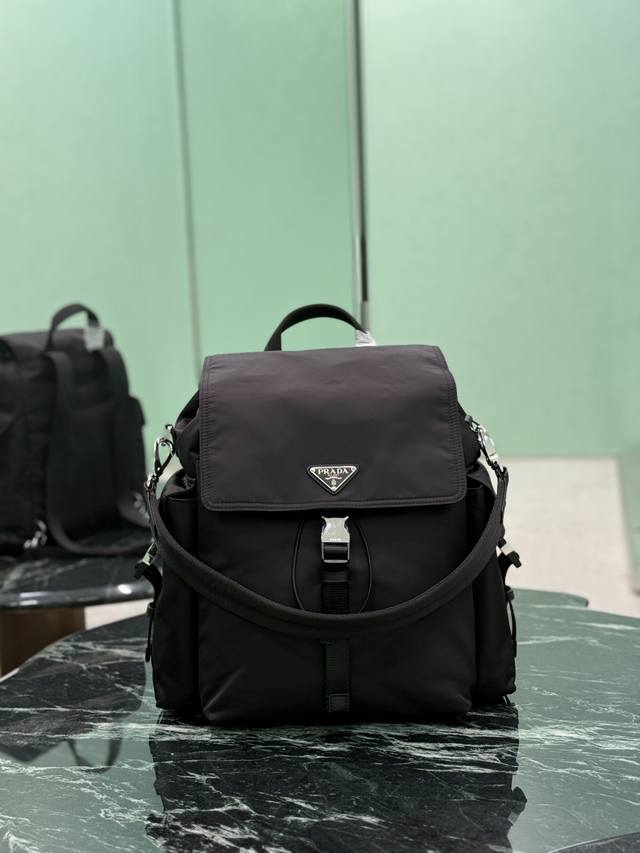 Men's Backpack This Explore bag perfectly blends elegance and functionality, fea