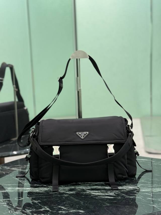 Men's Messenger Bag This Explore handbag perfectly blends elegance and functiona