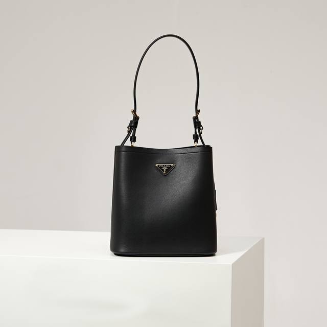 Premium Original Factory New 1Be080 Black Bucket Bag. This leather handbag boast