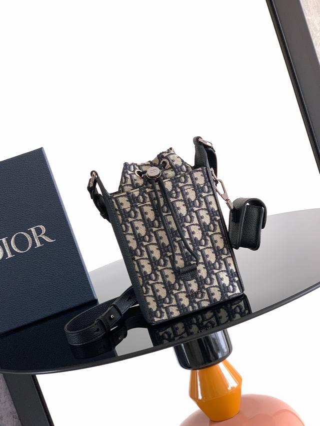 Original background. This bucket bag is a new addition to the 2025 Winter Men's