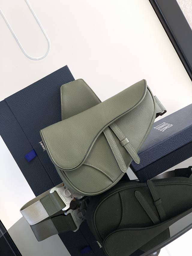 Original factory background. This saddle bag is stylish and classic. Crafted fr