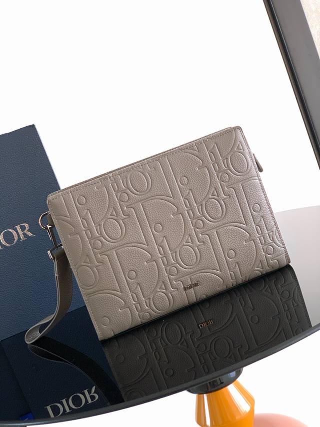 Original background. This clutch is a signature Dior item. Crafted from Oblique