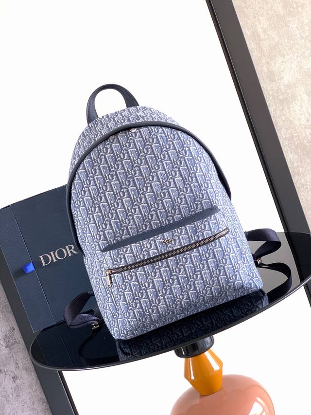 This Rider backpack from the original manufacturer boasts a simple silhouette a
