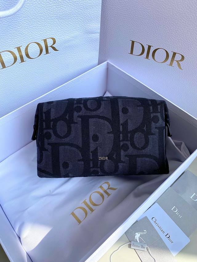 Original background. The Oblique logo on this toiletry bag is so eye-catching!