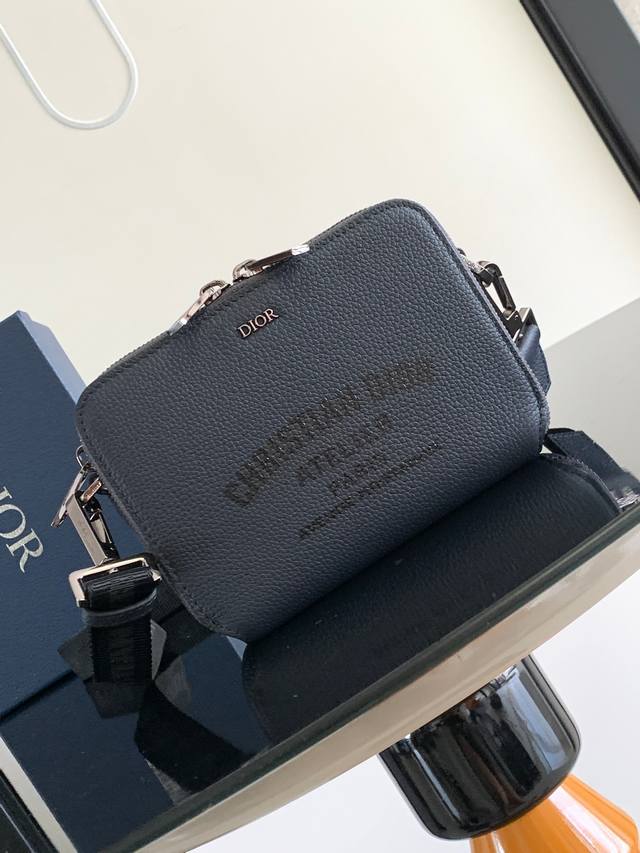 Original background. Latest model with box] This bag is actually unisex, from t