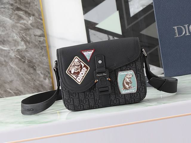This top-quality replica saddle messenger bag is a new arrival this season, exq