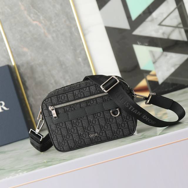 This Safari messenger bag is practical and compact, perfect for everyday use. C