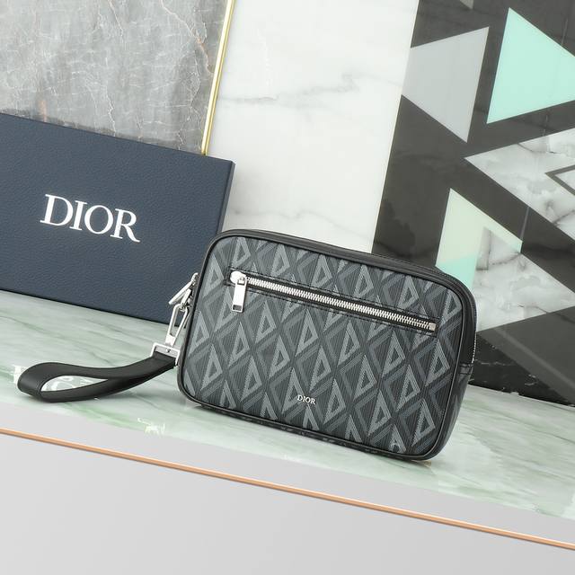 This Dior Lingot handbag is a new addition to this season's collection. Its dis