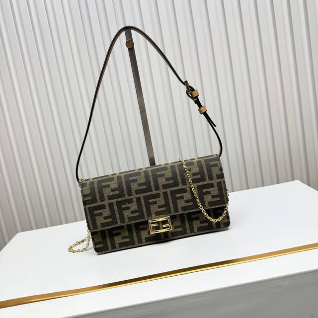 The latest monogrammed chain shoulder bag, combining style and practicality. The