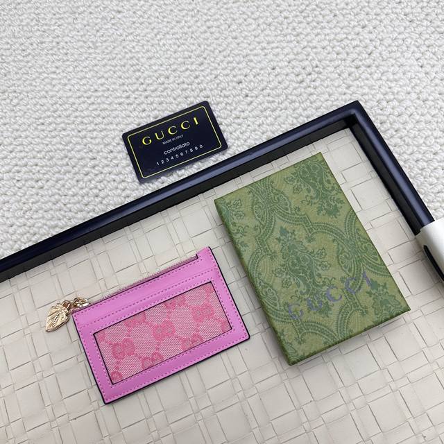 Item No.: 79003 Original Gg fabric infuses this streamlined cardholder with desi