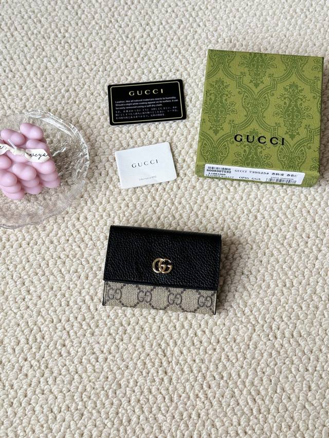 Gucci's new Mini bi-fold coin purse ( ) can be carried by hand or placed in a ba