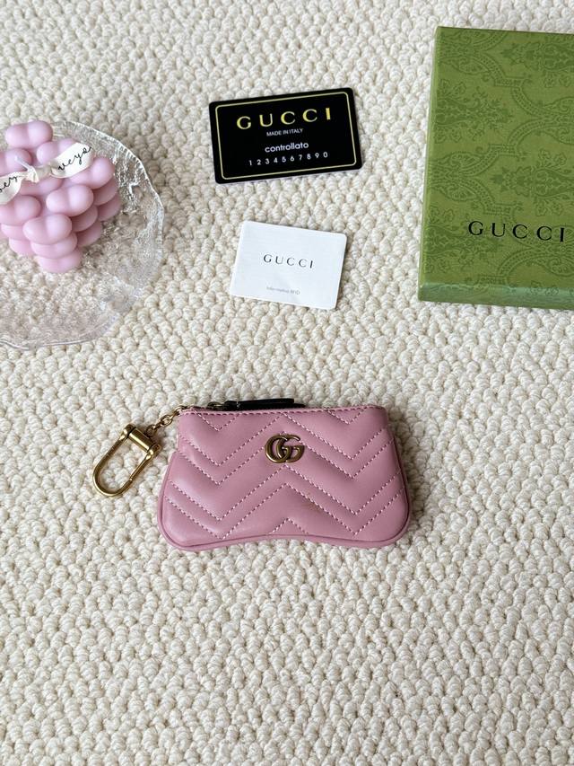 This new Gucci small coin purse is made of calfskin with embroidered wave patte