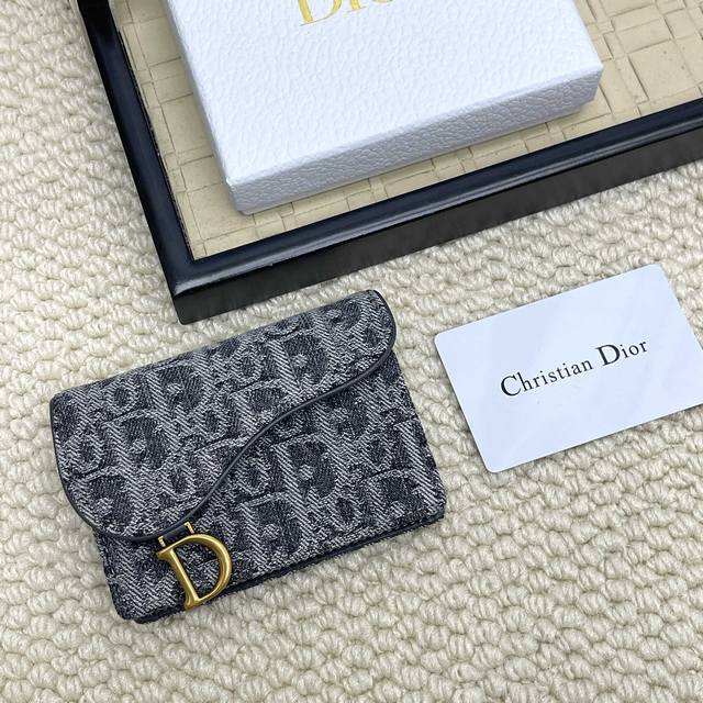 Dior's new classic saddle-shaped cardholder is now available! Small and compact