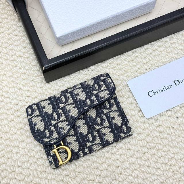 Dior's new saddle-shaped mini card holder is now available! This card holder ha