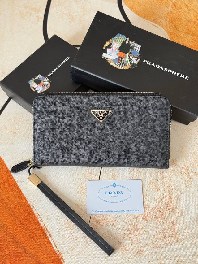 Classic style large zipper wallet. A classic design, simple and stylish, develo