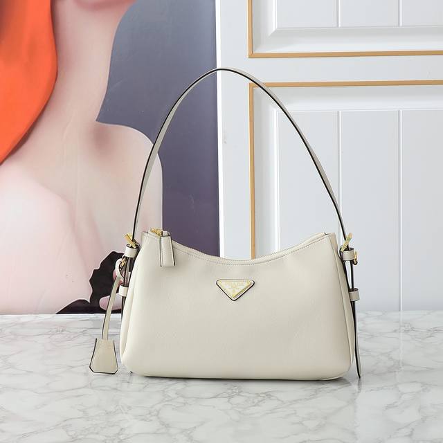 Returned stock, Aimee underarm bag 1Bc229 . This leather Hobo underarm bag fea