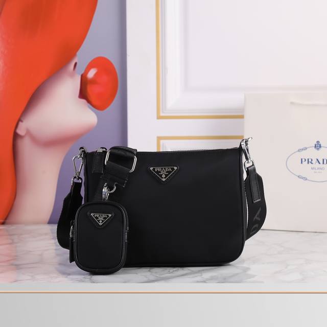 The trendy 3-in-1 bag, which has become a hit in the fashion world thanks to th