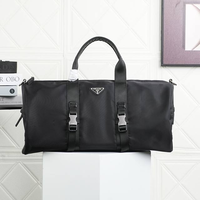 This new travel bag is made of imported parachute fabric and features top-quali