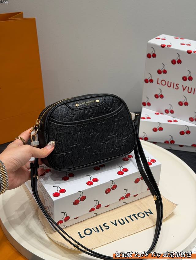 Comes with a folding box. replica. Size: 19*16cm. Lv 25Fw camera bag, Tiny . N