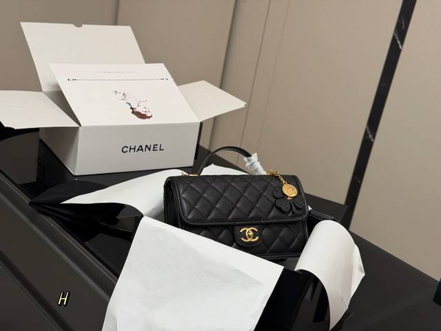 Comes with a folding box/airplane box Size: 25*16Cm Chanel Messenger Bag 25B Ne