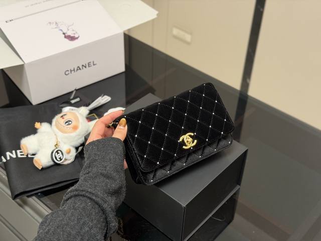 Comes with a folding box. Size: 19*12cm. Chanel's new gold ball lucky bag. Very