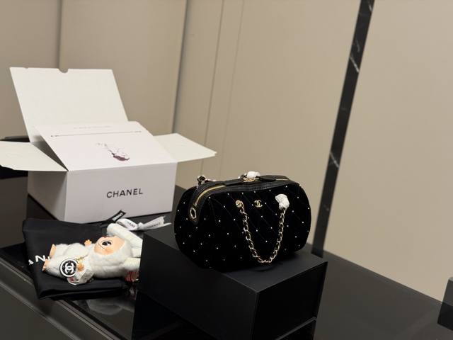 Comes with a folding box Chanel 25p velvet bowling bag The quilted pattern is h