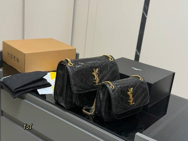 Comes with a folding box/airplane box. Size: 24cm/28cm. High-end Niki leather,