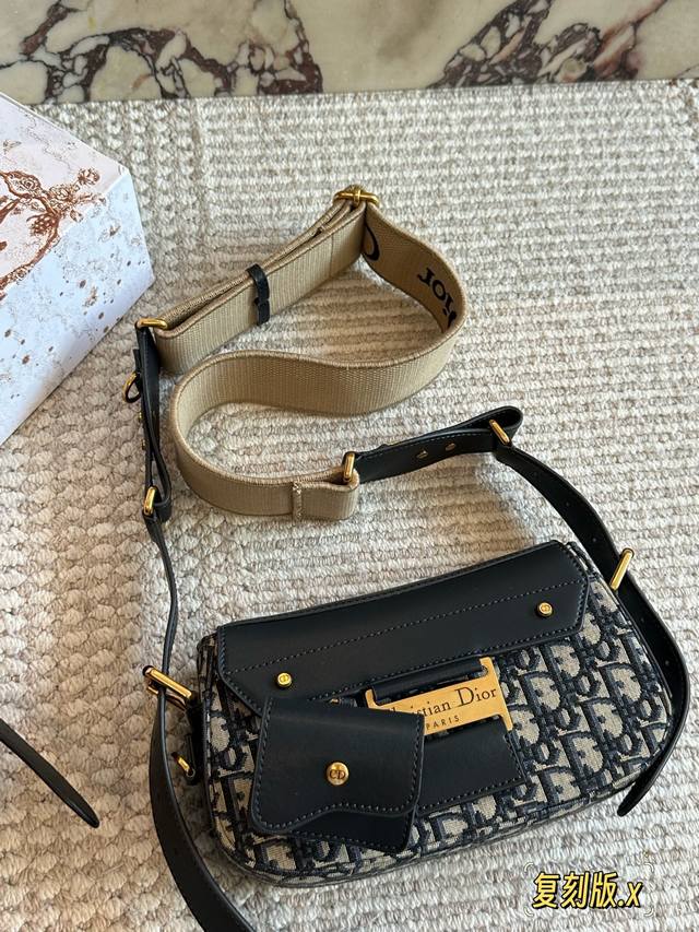 Black cowhide , Blue original fabric 310 , Gray original fabric 320 , Origin