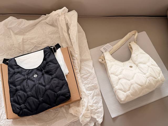 Comes with box Size: 27*23Cm The Lulu down bag is super cute It looks small but