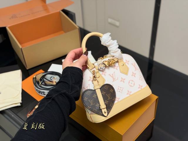 Folding Box Airplane Box Lv Nano Alam Shell Bag So cute and exquisite! It looks