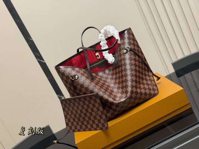 Comes with a folding box/airplane box. Size: 32cm (bottom) * 28cm (height). Lv