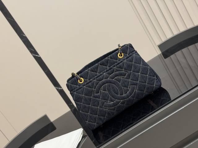 Size: 37*24cm Chanel Tote Shopping Bag Simple and elegant!! No excessive embelli