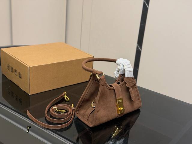 Size: 26.18cm Prada Hobo Vintage Shoulder Bag Adds a touch of casualness and sim