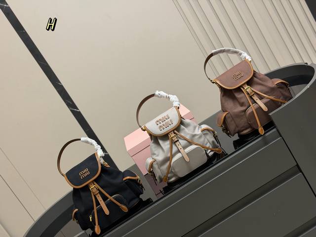 Comes with box Size: 18*20Cm Small Another particularly beautiful Miu Miu bag f