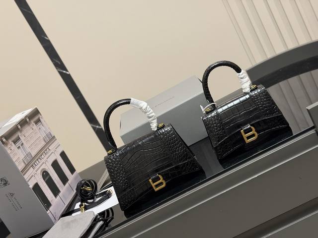 Comes with a folding box and a shipping box. Balenciaga Hourglass bag upgraded