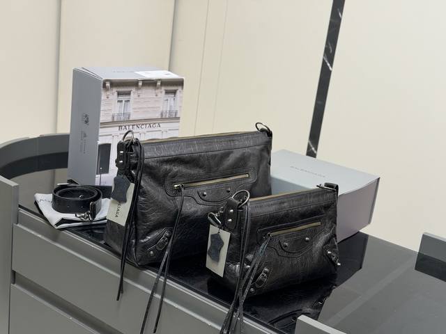 Comes with full packaging Size: 28.18Cm 39.25Cm Balenciaga new motorcycle overs