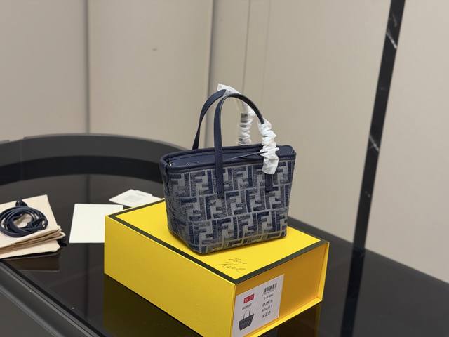 Comes with a folding box. Fendi shopping basket. Simple and elegant style, ligh