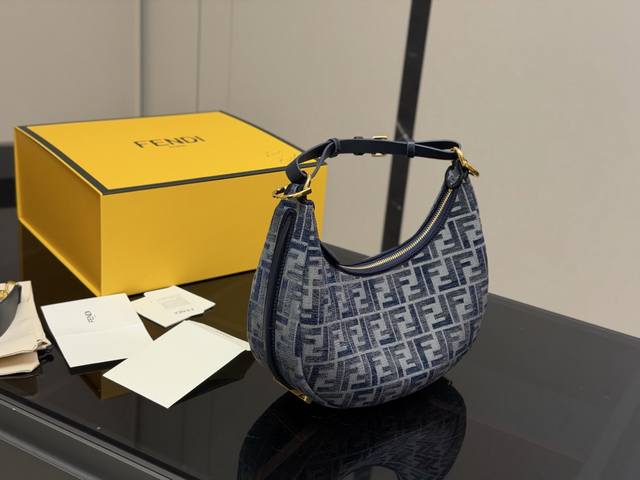 Comes with a folding box Size: 28*16Cm Fendi New Moon Horn Bag With shoulder st