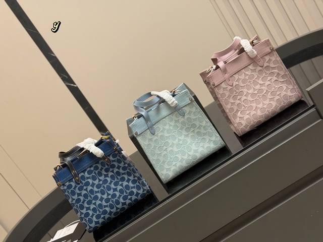 Comes with a folding box. Coach Field Tote Bag. High-quality feel. Super spacio