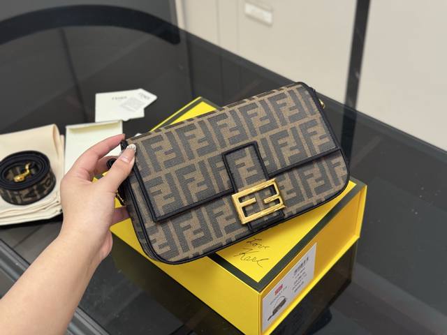 Comes with a folding box Size: 27*15Cm Fendi Baguette Bag Shoulder or crossbody