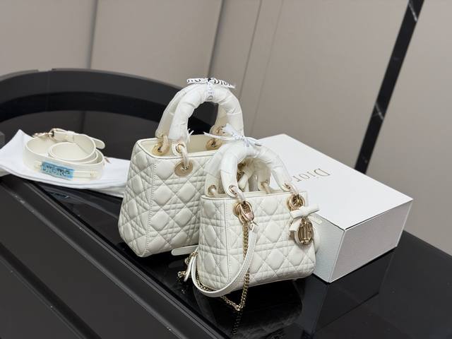 Comes with a folding box. Dimensions: 20*18cm, 17*13cm. High-quality upgraded v