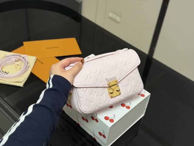 Comes with a folding case. Latest size: 21