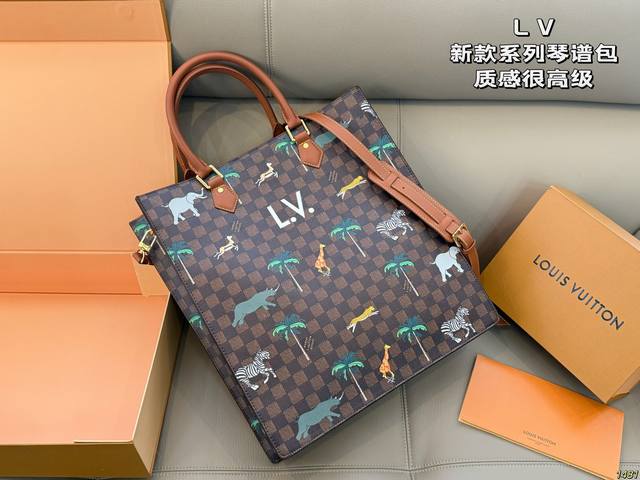 Lv Sheet Music Bag is so beautiful! I never tire of it. A bag that makes my hear