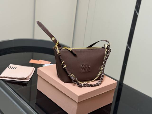 Comes with a box Size: Bottom width 18*15Cm Miumiu canvas mini lunchbox~ Comes