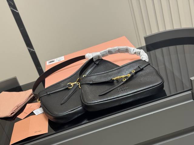 Comes with box Size: 34cm 40cm Miu Miu Spring/Summer 2025 bag The bag is still