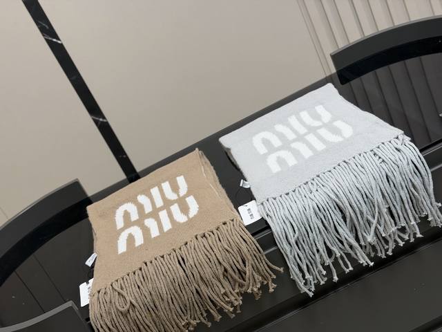 It's getting colder, time for a cashmere shawl! Size: 160*30cm New Miu Miu cash