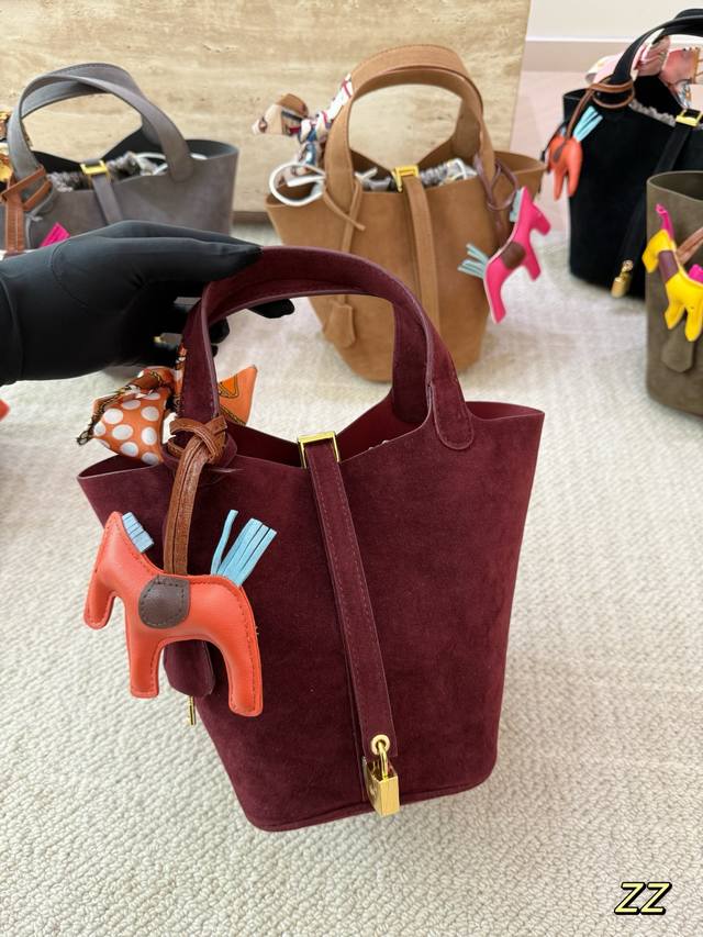 Suede Hermes Basket Bag with Liner, Classic and Versatile Style, Timeless, Supe