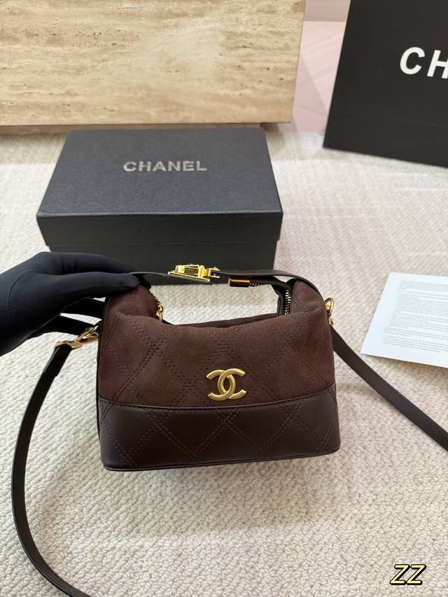 Suede Chanel Lunch Bag, Vintage Series, can be carried by hand or crossbody, co