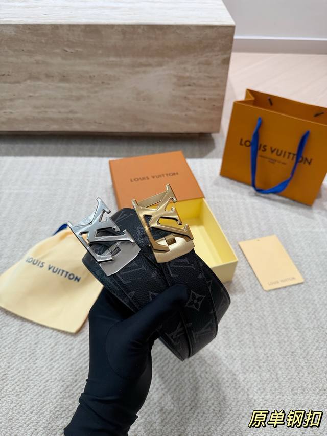 Steel buckle with full packaging LV leather belt A very nice New Year's gift Th