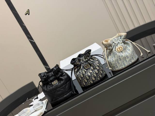 Black monogram with box Size: 17*18Cm Dior's new mini bucket bag is here~ One l